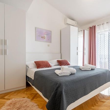 Apartment Iva With Sea View Макарска Екстериор снимка