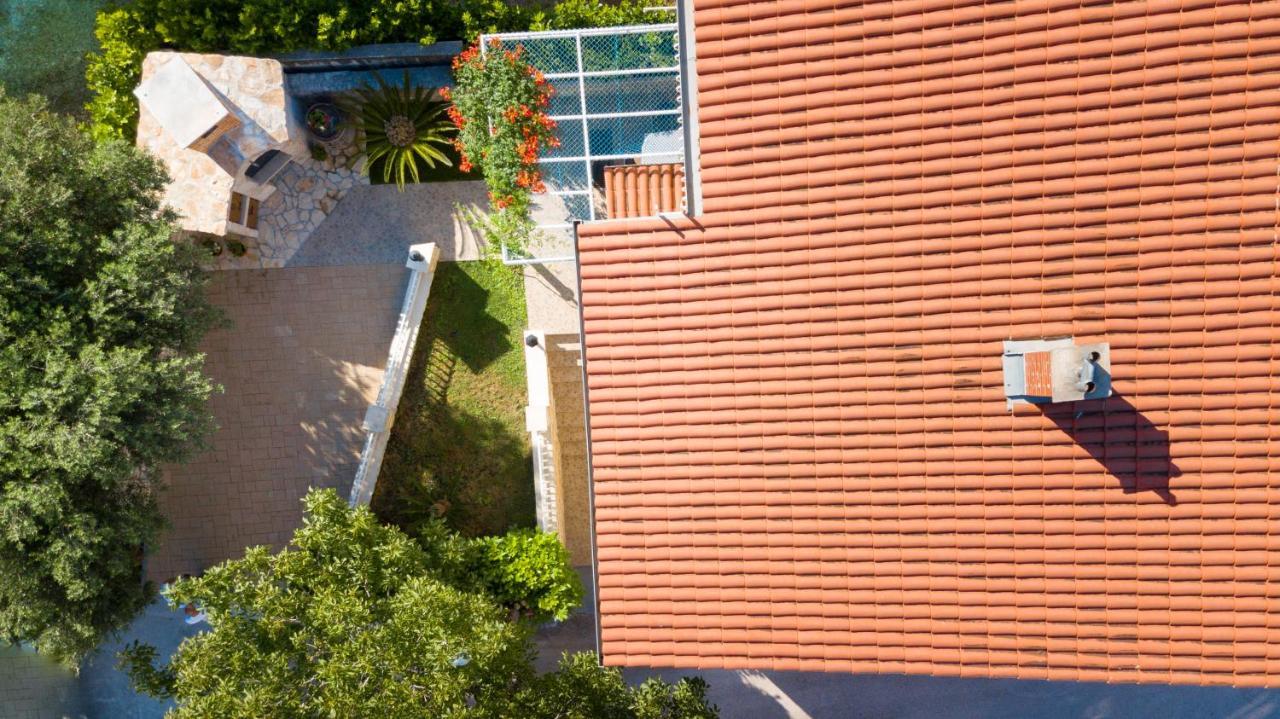 Apartment Iva With Sea View Макарска Екстериор снимка