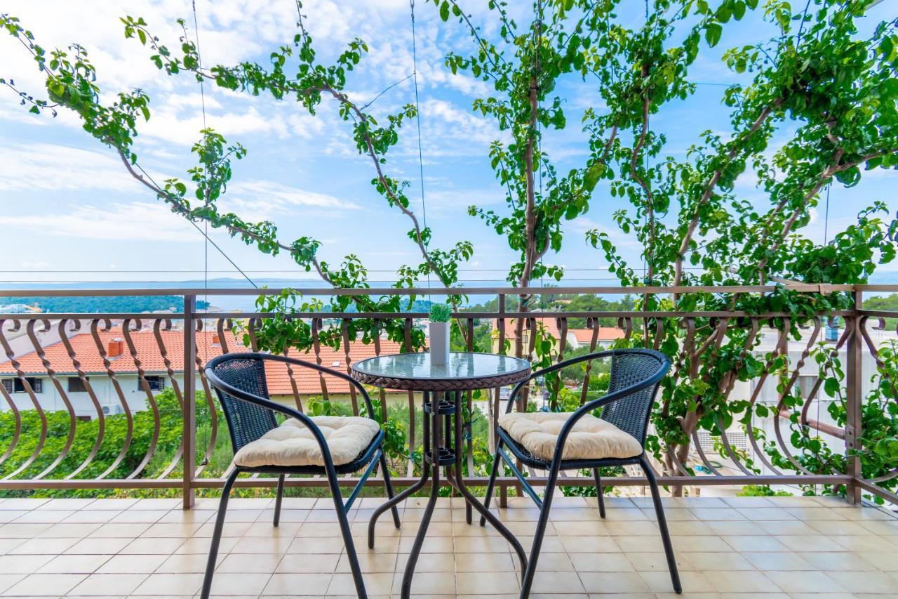 Apartment Iva With Sea View Макарска Екстериор снимка