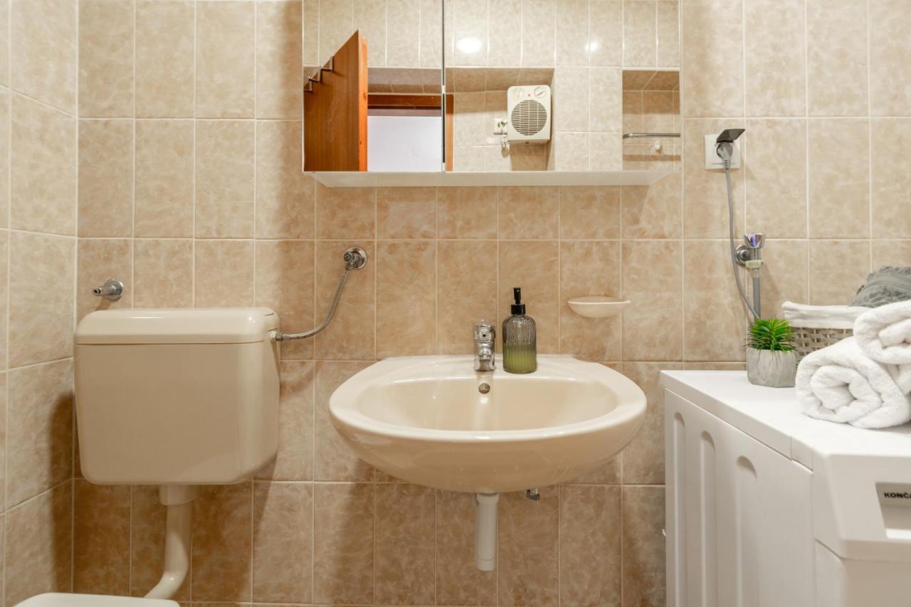 Apartment Iva With Sea View Макарска Екстериор снимка