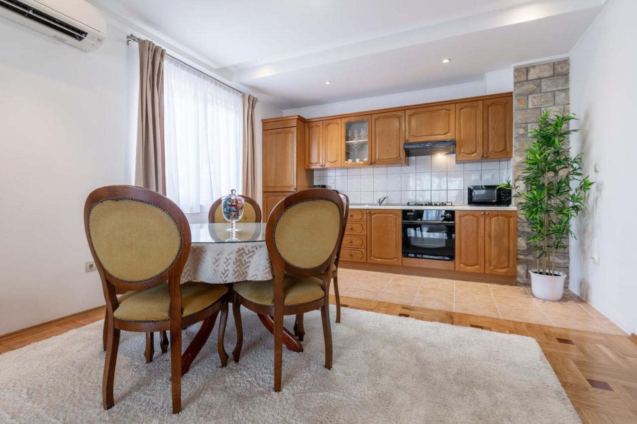 Apartment Iva With Sea View Макарска Екстериор снимка