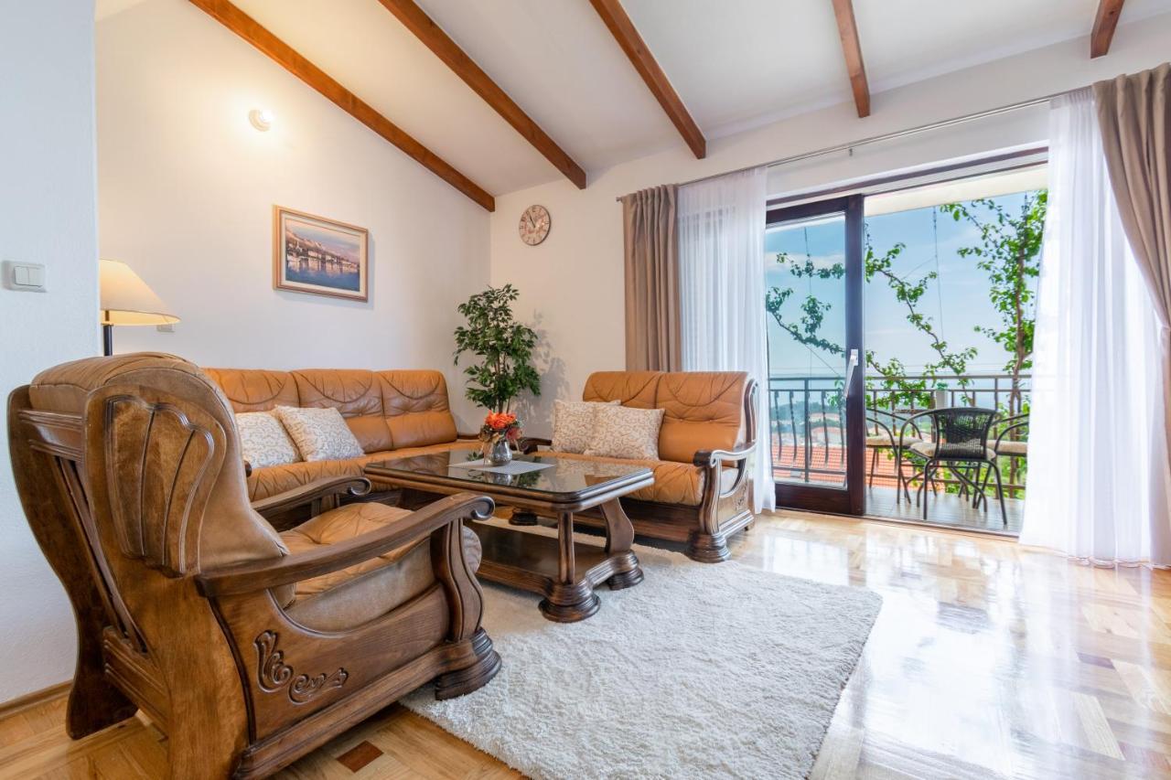 Apartment Iva With Sea View Макарска Екстериор снимка