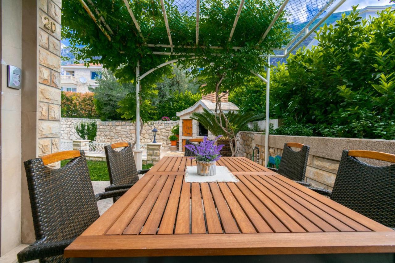 Apartment Iva With Sea View Макарска Екстериор снимка