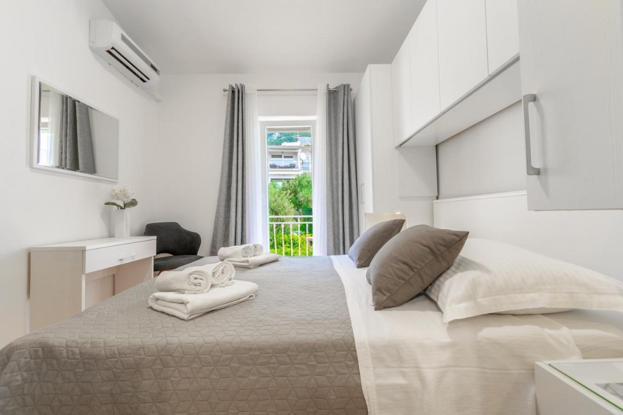 Apartment Iva With Sea View Макарска Екстериор снимка