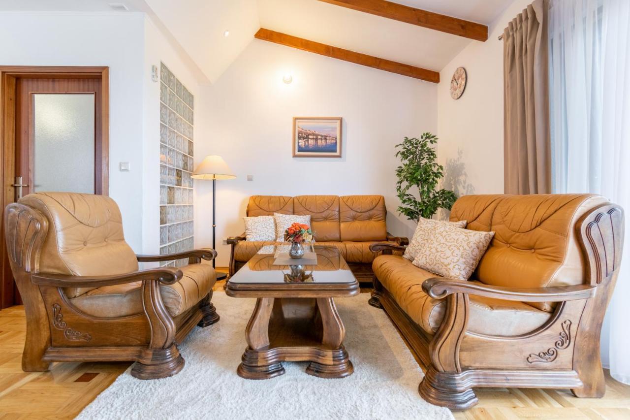 Apartment Iva With Sea View Макарска Екстериор снимка